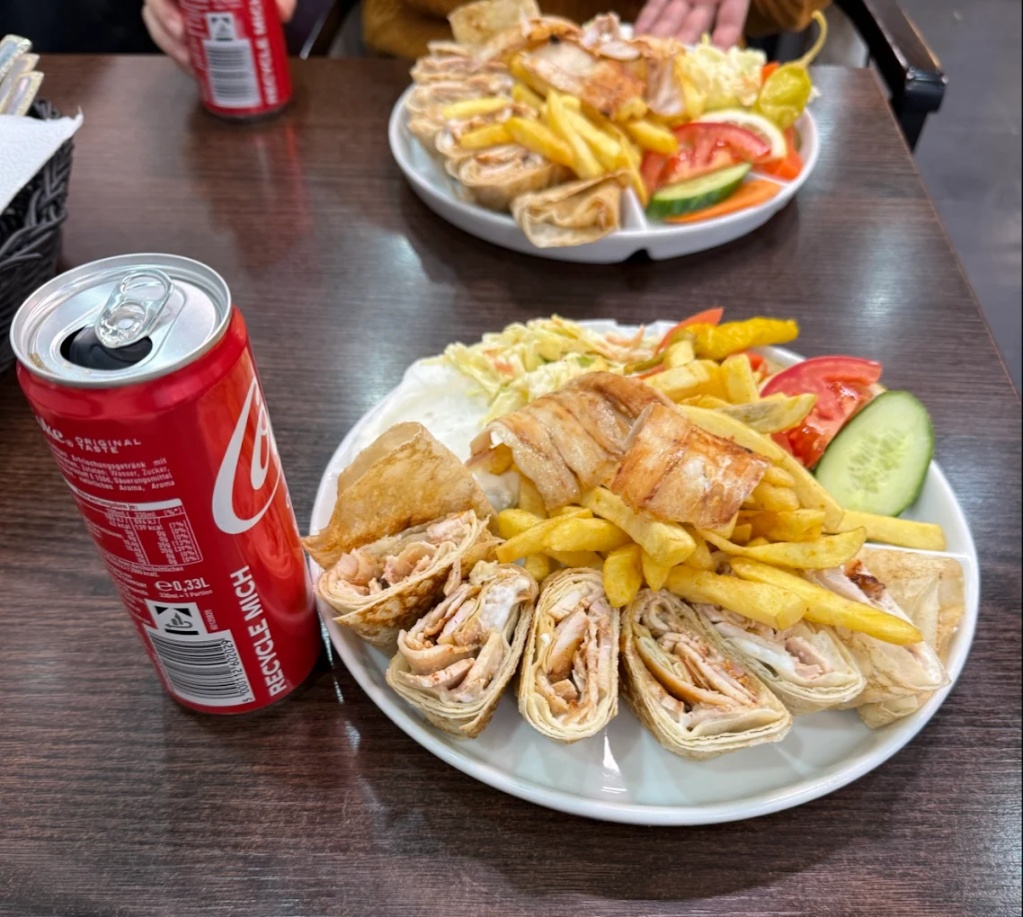 Gegrilltes Fleisch vom Holzkohlegrill — Damasco Rose, Kassel